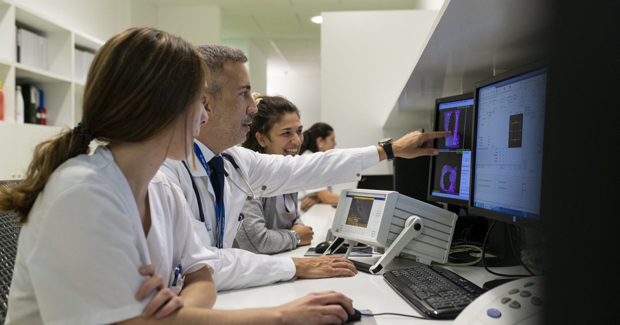 Interpretación de estudios radiológicos en un entorno colaborativo Conexión PACS entre hospitales – médicos compartiendo estudios radiológicos