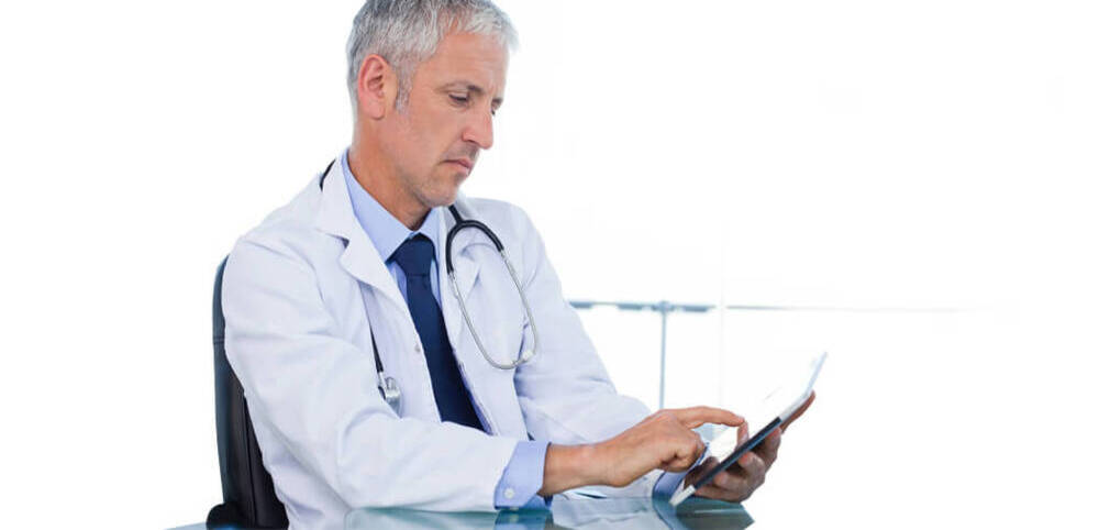 Aplicaciones de salud digital para médicos Profesional sanitario observando una tablet